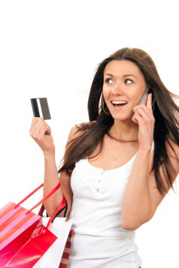 kadın alışveriş torbaları ve kredi kartı telefonda konuşurken