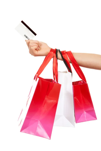 Mão segurar cartão de presente de crédito e compras — Fotografia de Stock
