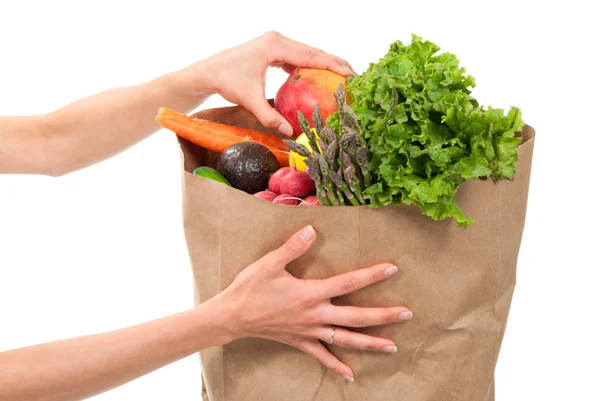 Händerna håller en shopping väska full av matvaror — Stockfoto