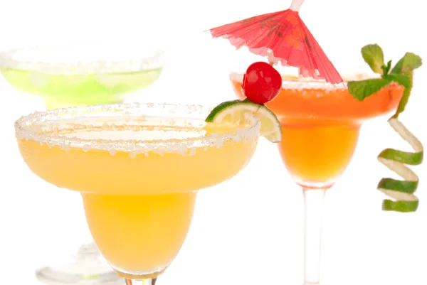 Gelbe Margarita-Cocktails in gekühlten, mit Salz umrandeten Gläsern — Stockfoto