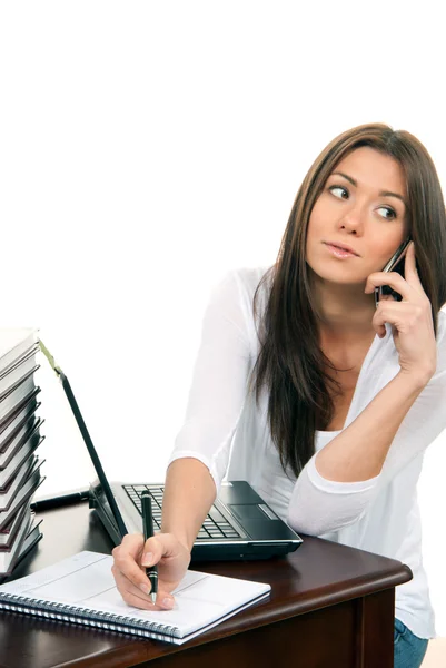 Mulher com laptop, conversando por telefone, escrevendo em livro didático — Fotografia de Stock