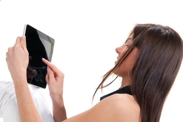 Женщина держит в руках электронный планшет — стоковое фото