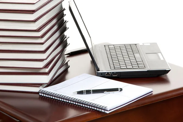 Práce místo laptop, pero, zápisník na stůl — Stock fotografie