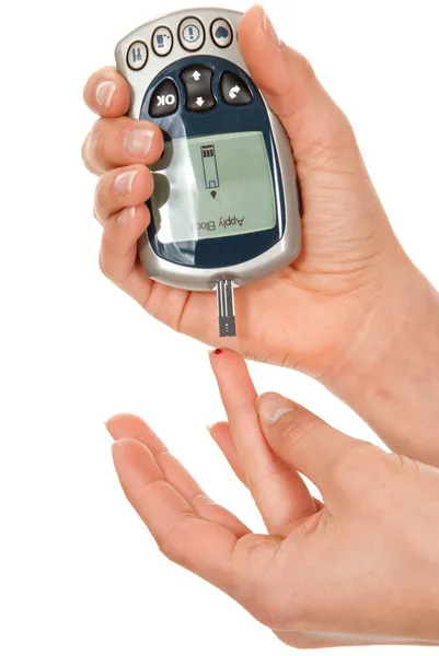 Diabetes patiënt maken van glucose bloed niveautest — Stockfoto