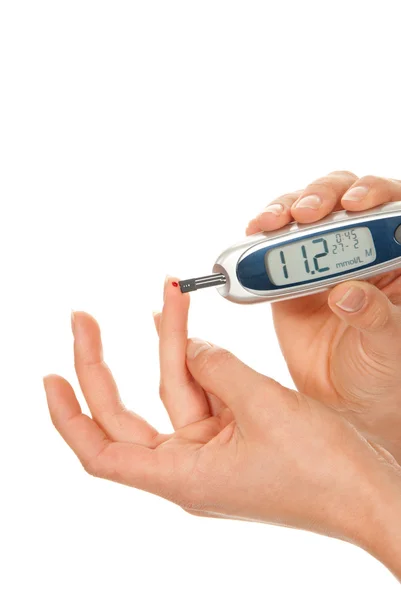 Пациент с диабетом делает тест на уровень глюкозы в крови — стоковое фото