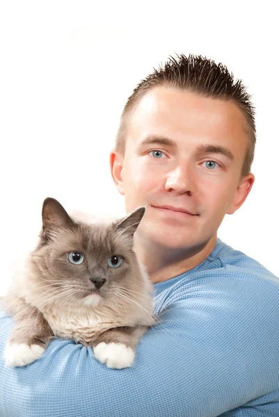 El hombre sostiene su precioso gato Ragdoll — Foto de Stock