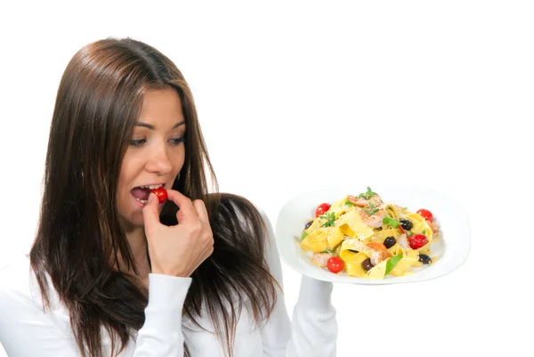 Mulher segurar prato de dieta italiano camarão Penne pasta — Fotografia de Stock