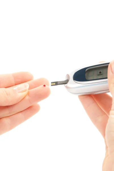 Діабетичний пацієнт, що вимірює рівень глюкози в крові — стокове фото