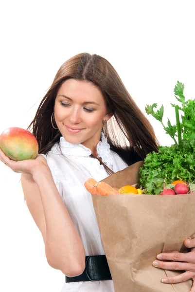 Mujer sosteniendo una bolsa llena de comestibles vegetarianos — Foto de Stock