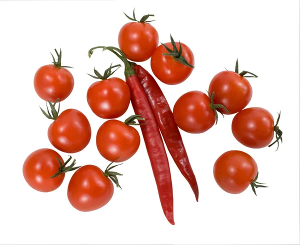 Red cherry rajčata s červeným chilly papričkami — Stock fotografie