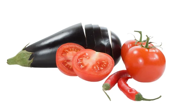 Tomates vermelhos pimentos frios e beringela — Fotografia de Stock