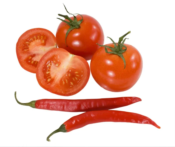 Tomates vermelhos com pimentas frias isoladas no fundo branco — Fotografia de Stock