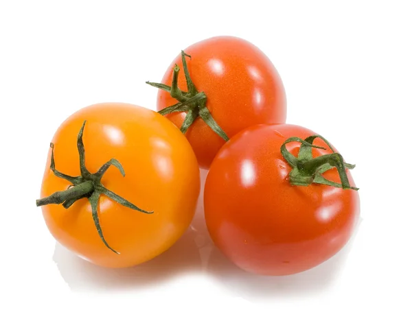 Tomates laranja ana vermelho com gotas de água isolada no whit — Fotografia de Stock