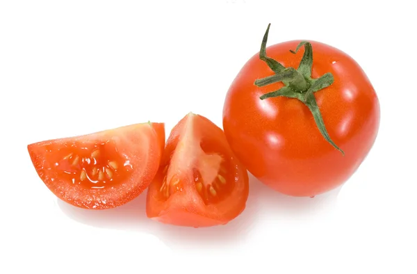 Tomate vermelho com dois segmentos cortados isolados no backg branco — Fotografia de Stock