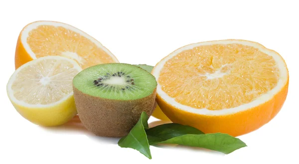 Juicy oranges, kiwi, lemons with green leaves — Stock Photo, Image