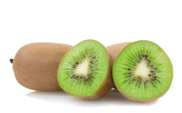 Piezas jugosas frescas kiwi fruta aislada sobre fondo blanco —  Fotos de Stock