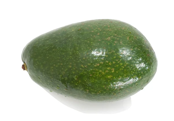 Спелый авокадо с каплей воды — стоковое фото