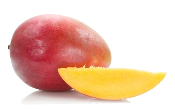 Färsk mango med en gul skiva — Stockfoto