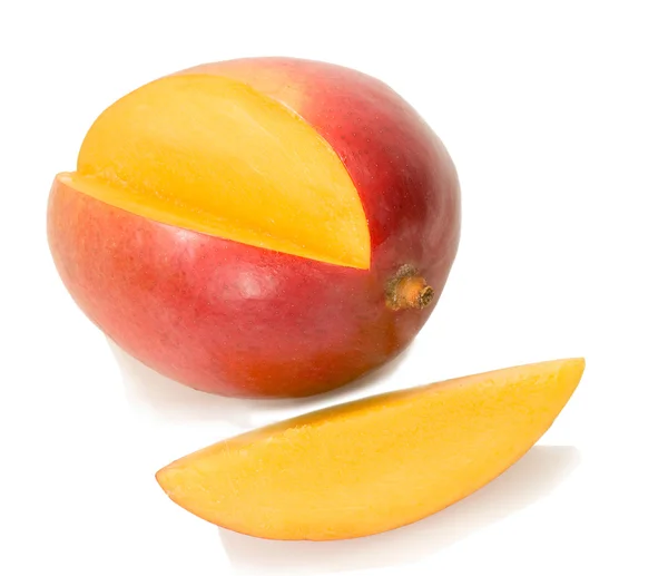 Färsk mango med dess gula skiva — Stockfoto