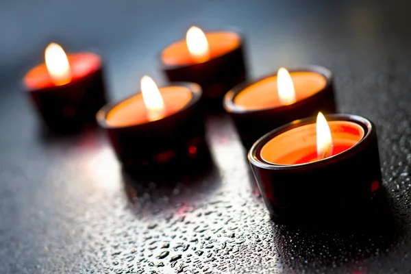 Rote Kerze und Wassertropfen — Stockfoto