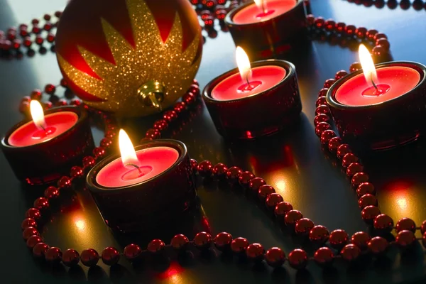 Vánoční červené svíčky. — Stock fotografie