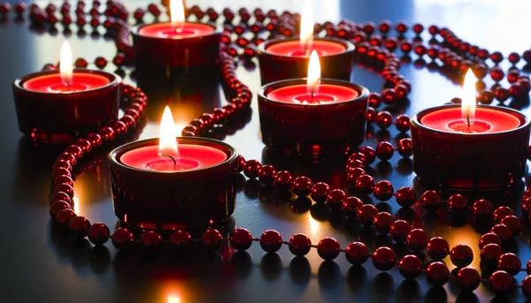 Vánoční červené svíčky. — Stock fotografie