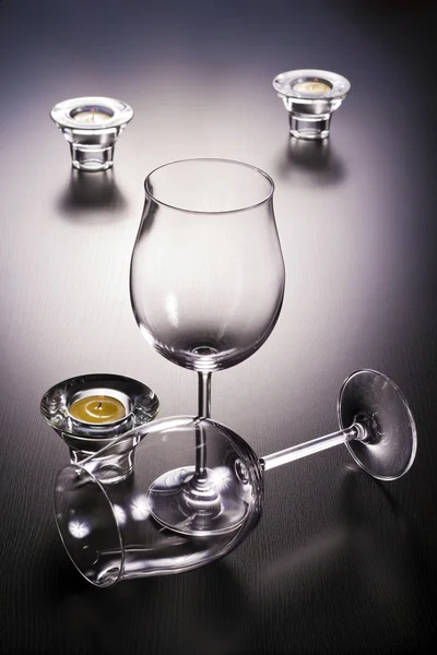 Glas sind geschmackvoll arrangiert und beleuchtet. — Stockfoto