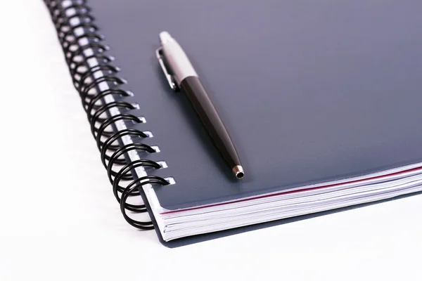 Jej długopis, pióro, na białym tle notatnik. — Zdjęcie stockowe