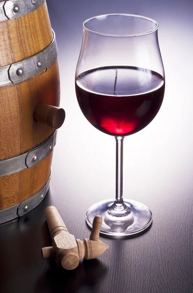 Ahşap varil içinde lezzetli kırmızı şarap. — Stok fotoğraf