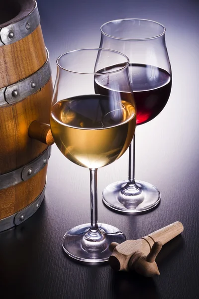 Deliciosos vinhos, barril de madeira e espigão . — Fotografia de Stock
