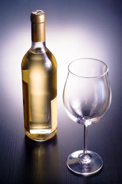 Vin, glasögon, och placeras dekorativt belysta. — Stockfoto