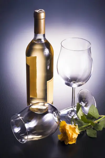 Vinho, copos, e colocado decorativamente iluminado . — Fotografia de Stock