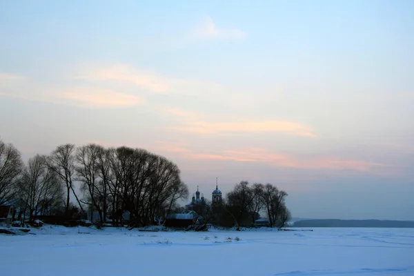 Gün Batımında Donmuş Bir Göl Üzerinde Kış Manzarası — Stok fotoğraf