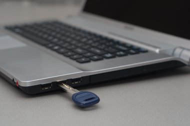 laptop ve anahtarı