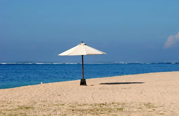 Paraguas solitario en la orilla del océano Índico — Foto de Stock