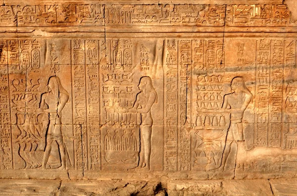 Fresques et hiéroglyphes sur un mur . — Photo