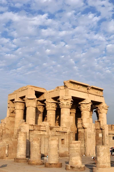 Las ruinas del templo en Egipto contra el cielo hermoso — Foto de Stock