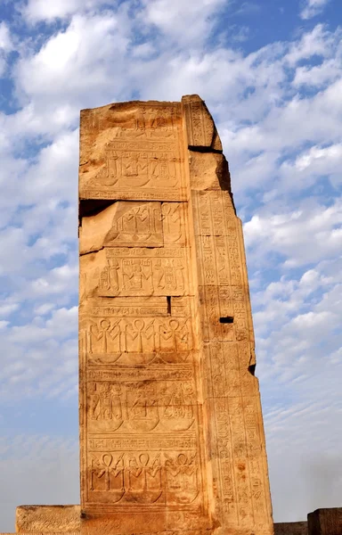 寺列在埃及反对天空 — 图库照片