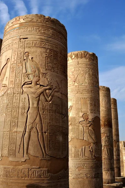 Les colonnes égyptiennes avec des fresques dans une ville le Clod-ombo — Photo