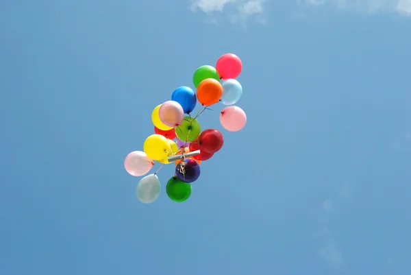 Renk balonlar mavi gökyüzü — Stok fotoğraf
