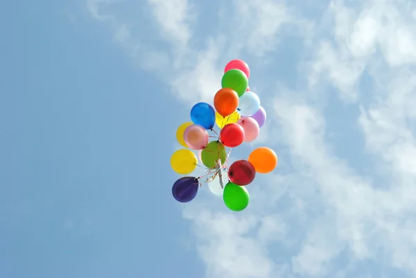 Цветные воздушные шары против неба — стоковое фото