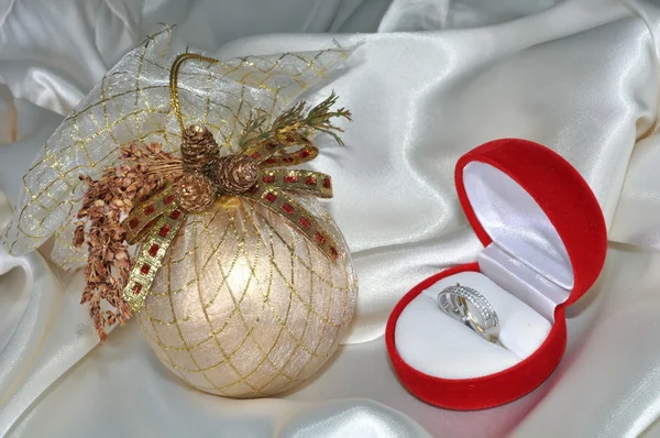 Esfera de Navidad y anillo con brillantes —  Fotos de Stock