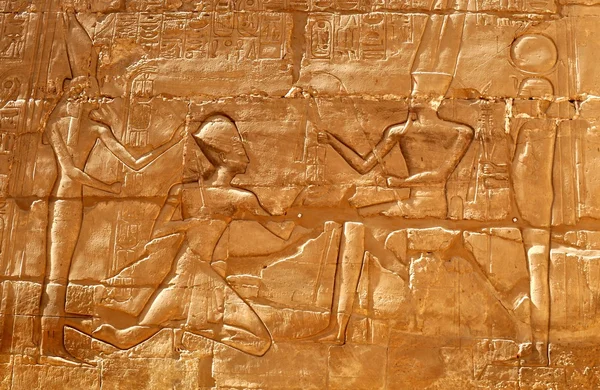 Freski i hieroglify na ścianie. — Zdjęcie stockowe