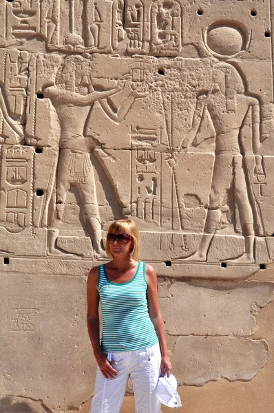 Flickan mot egyptiska templet — Stockfoto
