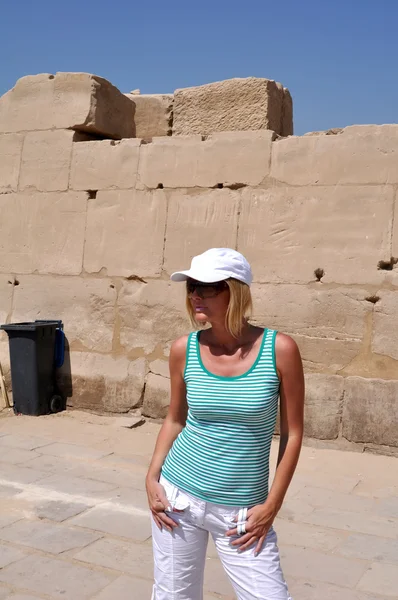 The girl against the Egyptian temple — Stock Photo, Image
