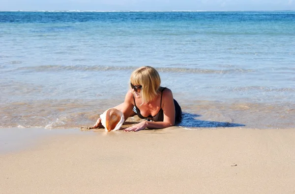 The girl has a rest on the bank of Indian ocean — Stock Photo, Image