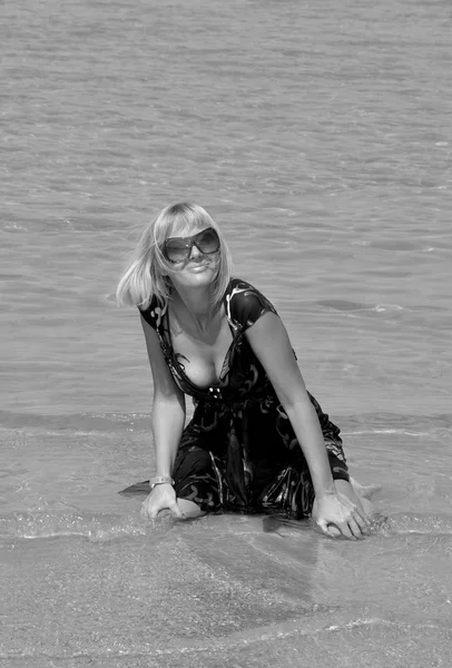 लड़की एक समुद्र तट पर आराम करती है — स्टॉक फ़ोटो, इमेज