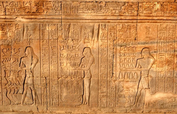 Fresques et hiéroglyphes sur le mur égyptien — Photo