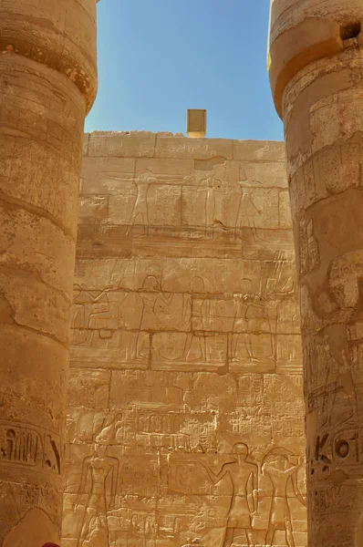 Muro con geroglifici nel tempio di Karnaksky — Foto Stock