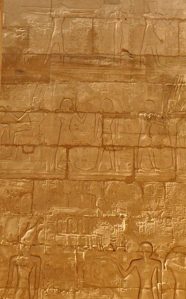 墙体在 Karnaksky 神庙中的象形文字 — 图库照片